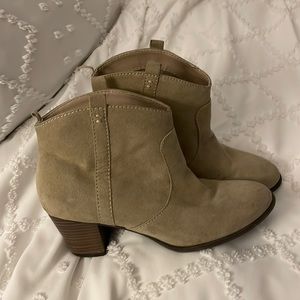 Tan boots. Excellent condition!